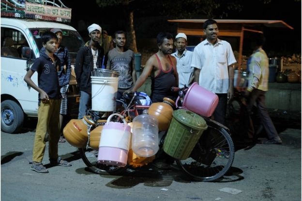 Cuoc song dao lon vi thieu nuoc giua nang nong o An Do hinh anh