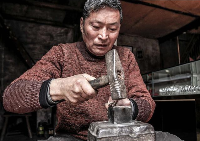 Cong viec cua tho che tac vang bang tay hinh anh