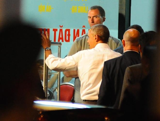 Obama an bun cha Ha Noi anh 3