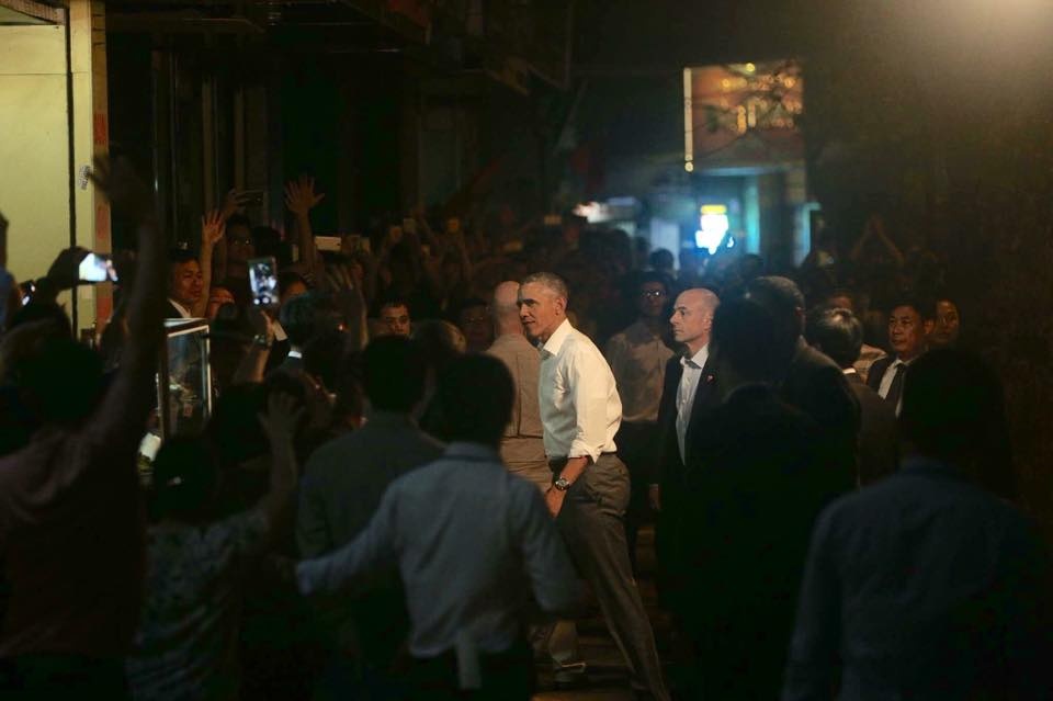 Obama an bun cha Ha Noi anh 1