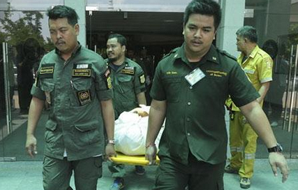Tien si giet 2 dong nghiep trong buoi bao ve luan van hinh anh
