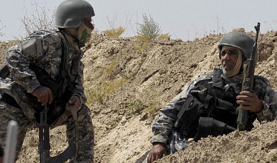 Chien binh IS bi cat luoi vi chay khoi tran dia hinh anh