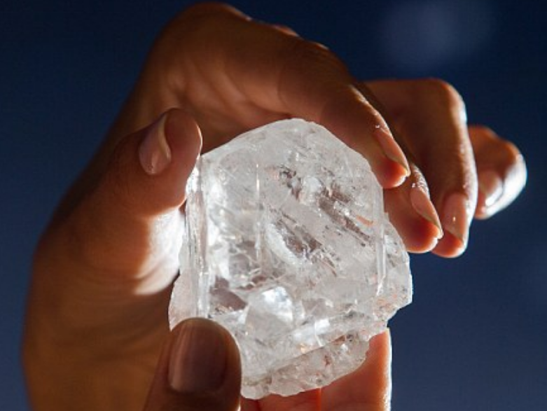 Ban dau gia vien kim cuong lon nhat the ky hinh anh