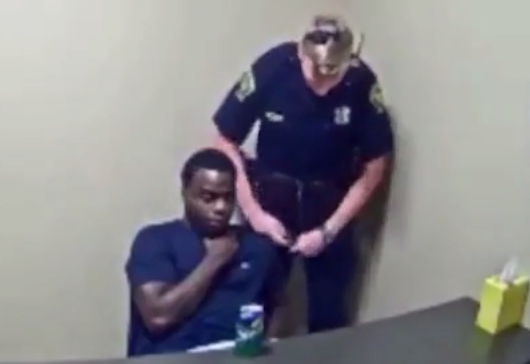 Ga thanh nien cuop sung cua canh sat trong phong tham van hinh anh