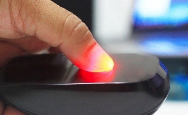 Mua hang bang van tay o Nhat Ban hinh anh