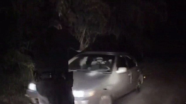 Canh sat ban thanh nien lai xe tron chay hinh anh