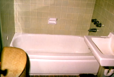 Doi ban tay trong tui nylon anh 2