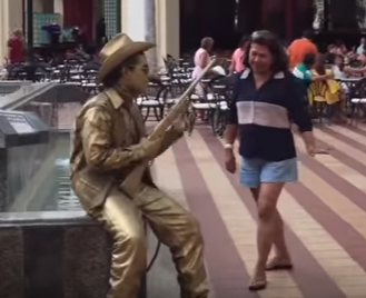 Tuong cao boi doa nguoi ben dai phun nuoc hinh anh