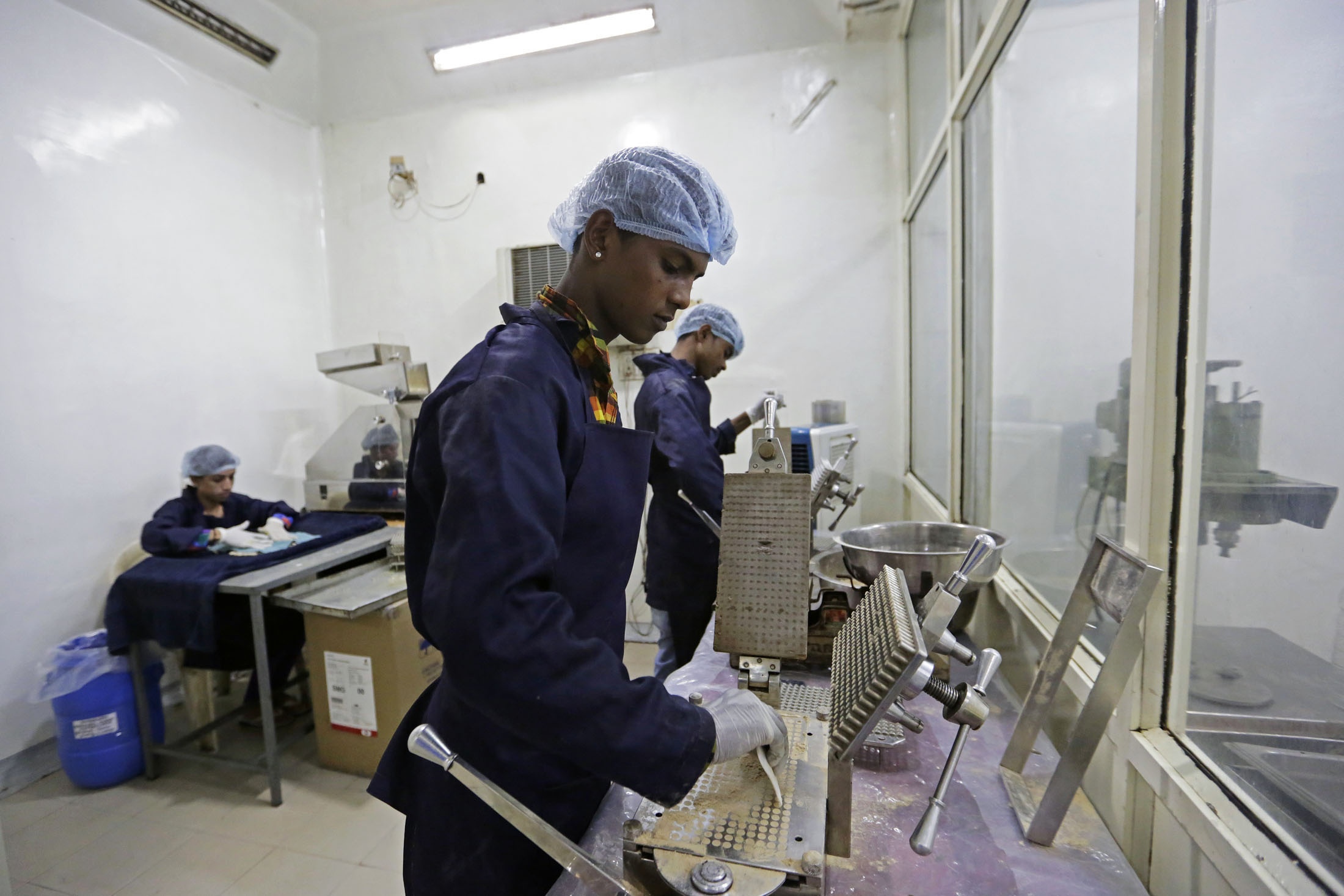 nghe lay nuoc tieu bo o An Do anh 2