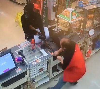 Nhan vien ban hang giat sung cua ten cuop nhu phim hanh dong hinh anh