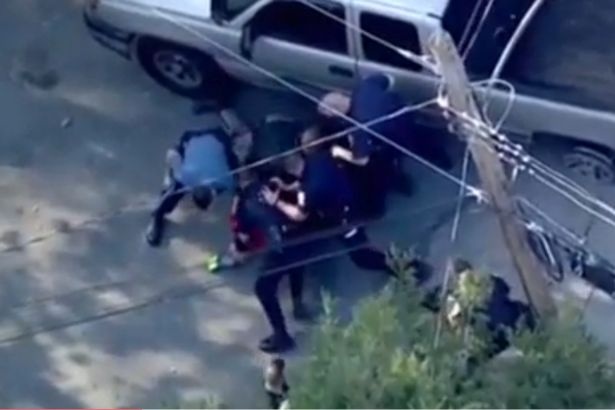 Canh sat danh tai xe sau cuoc ruot duoi toc do cao hinh anh