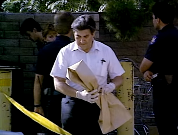 Pha an tu chan nguoi trong thung rac hinh anh