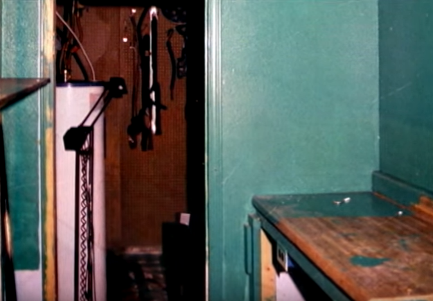 chan nguoi trong thung rac anh 5