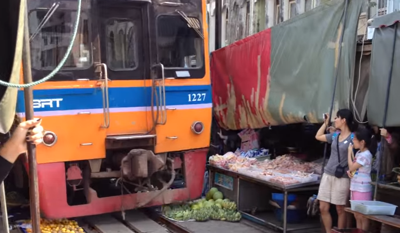 Canh tuong cho Maeklong khi tau chay qua hinh anh