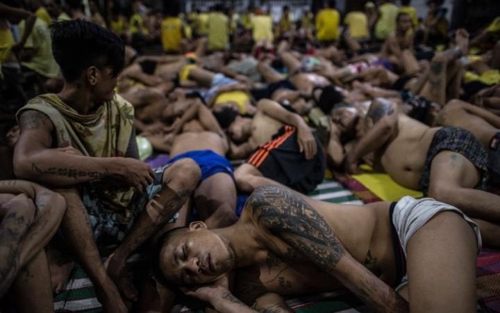 Cuoc song khon kho trong nha tu chat choi o Philippines hinh anh