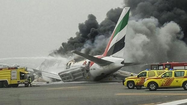 Hanh khach trong may bay boc chay o Dubai nghi minh se chet hinh anh