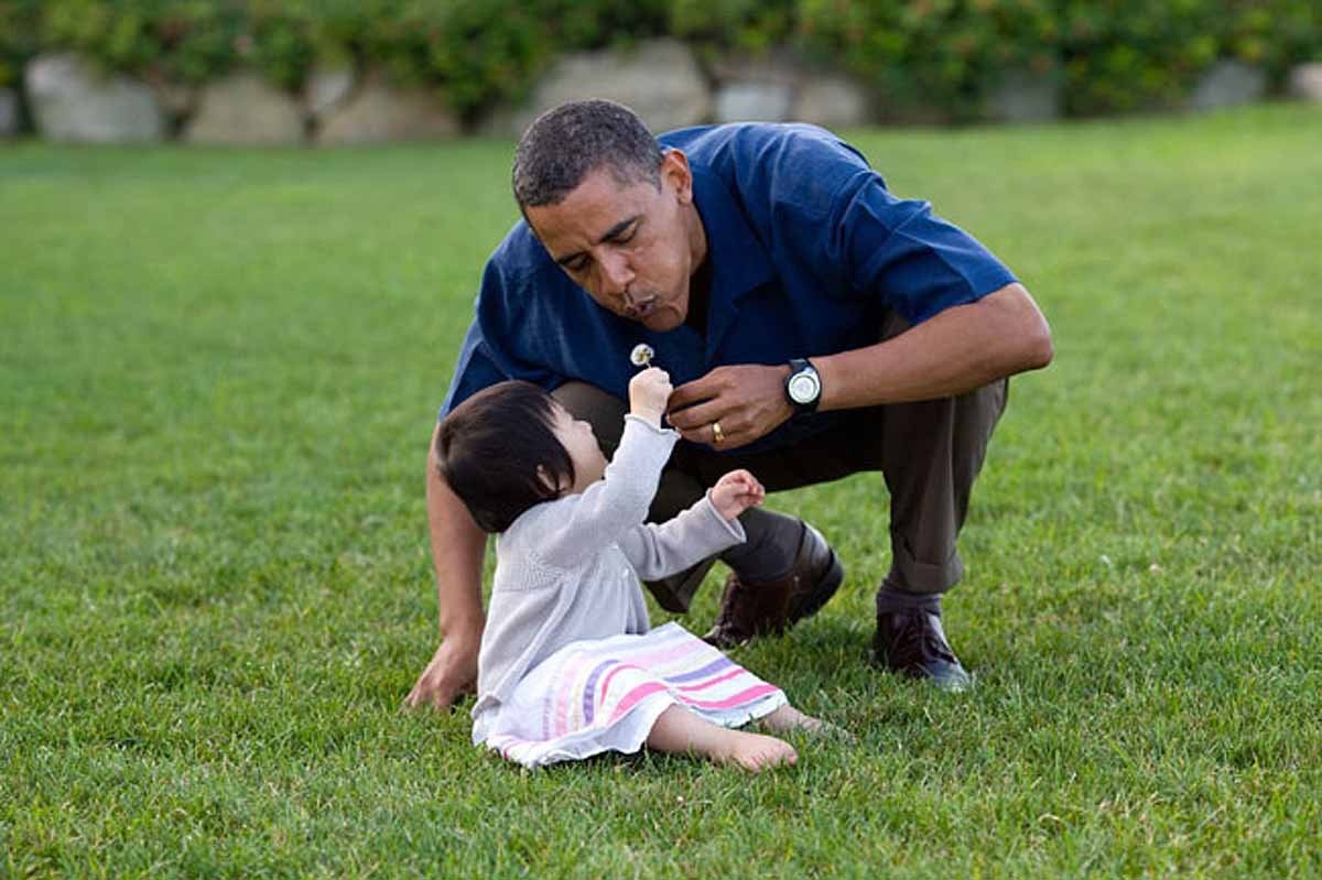 khoảnh khắc ấn tượng với trẻ của Barack Obama ảnh 1 khoanh khac an tuong voi tre cua Barack Obama anh 1