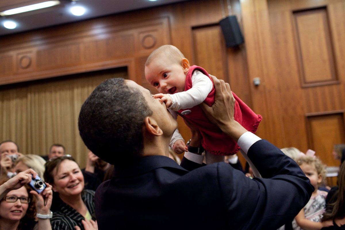 khoảnh khắc ấn tượng với trẻ của Barack Obama ảnh 8 khoanh khac an tuong voi tre cua Barack Obama anh 8