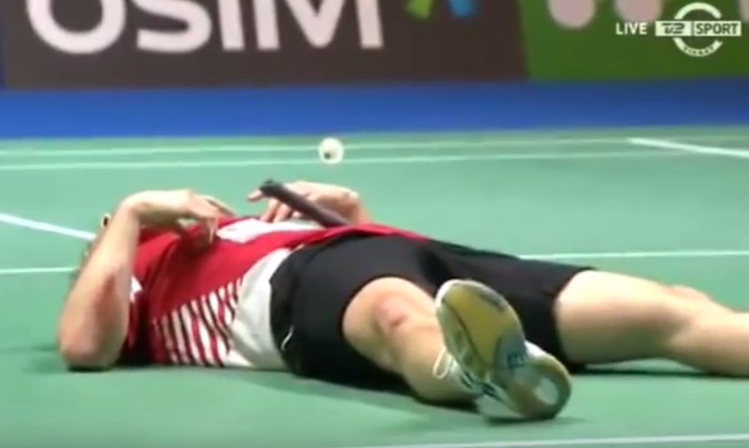 Danh cau long qua hai chan hinh anh