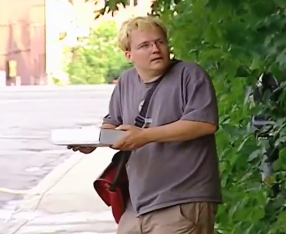 Buu kien nguy hiem hinh anh