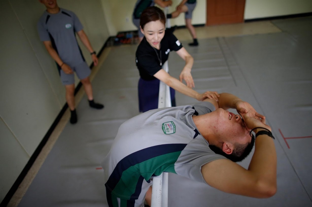 binh sĩ Hàn Quốc tập ballet ảnh 1 binh si Han Quoc tap ballet anh 1