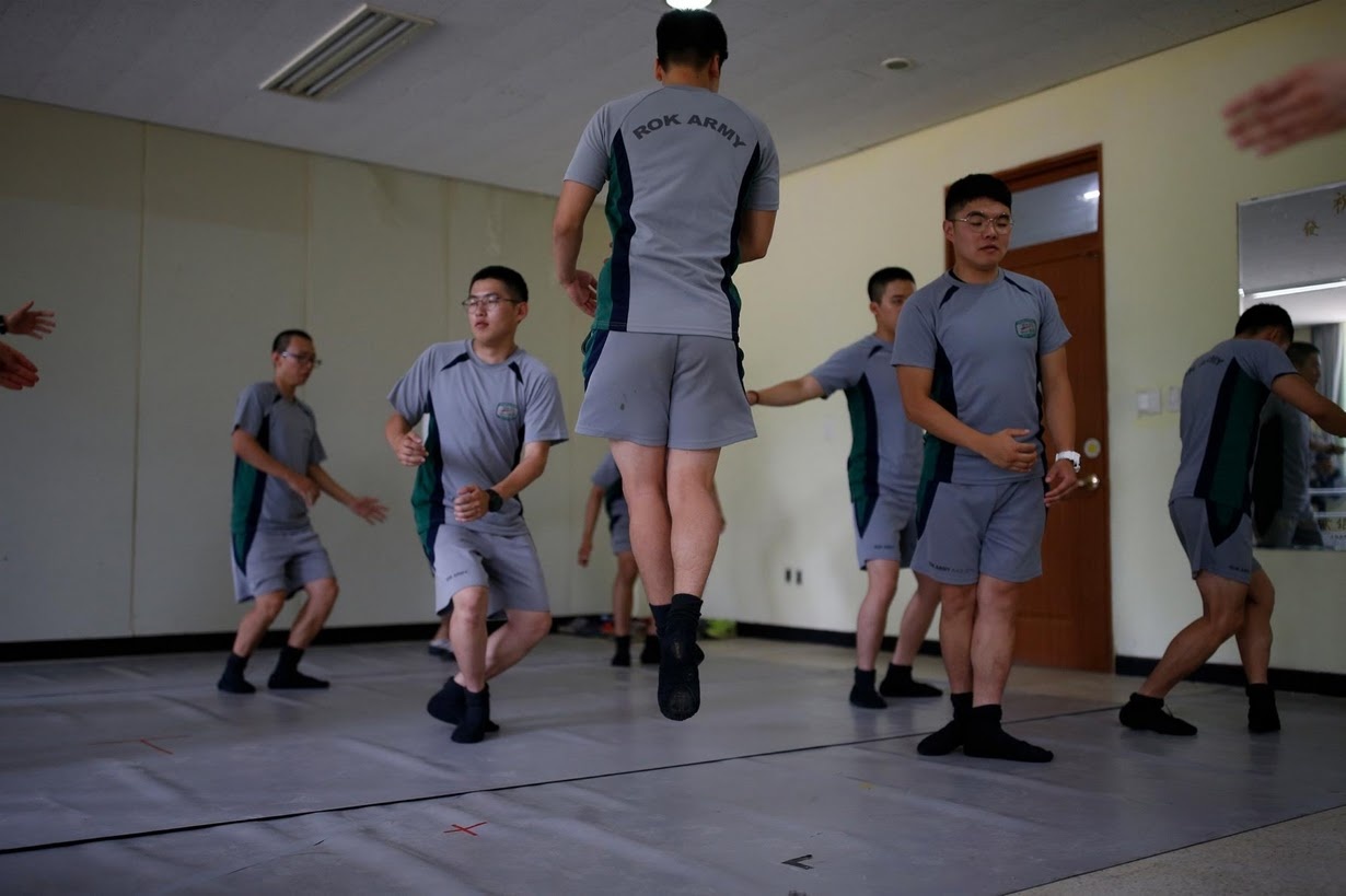 binh sĩ Hàn Quốc tập ballet ảnh 6 binh si Han Quoc tap ballet anh 6