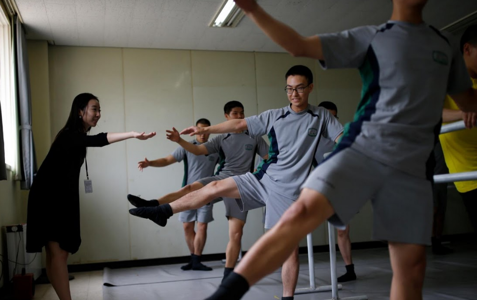 binh sĩ Hàn Quốc tập ballet ảnh 5 binh si Han Quoc tap ballet anh 5