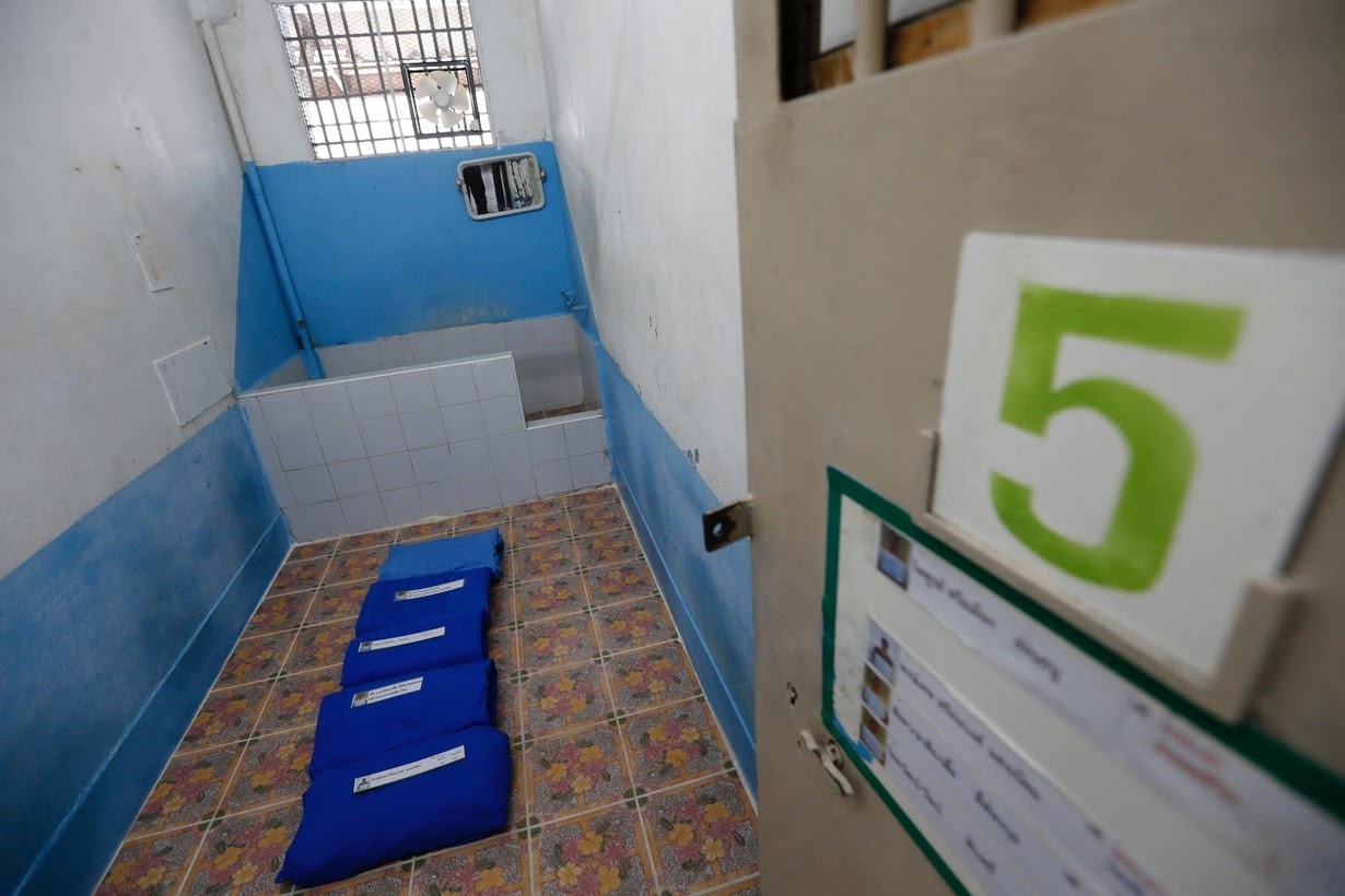 Ben trong nha tu anh 4