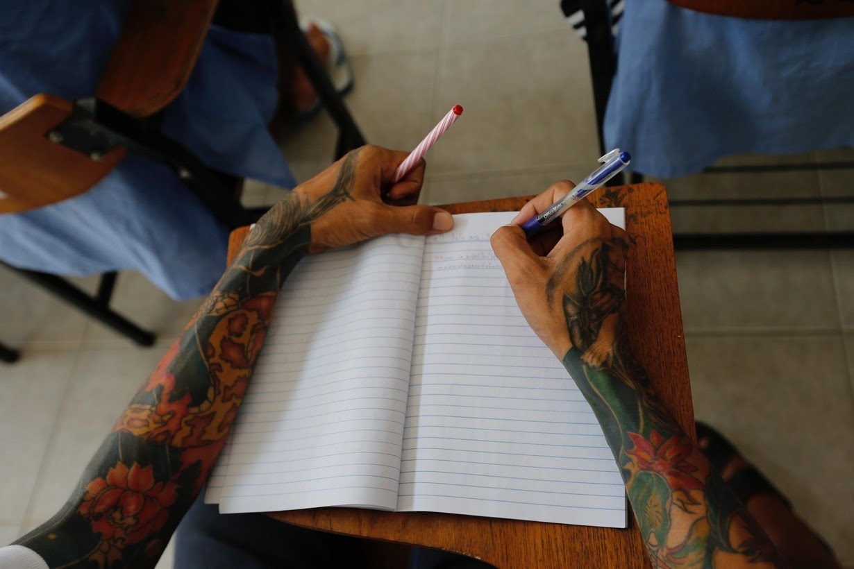 Ben trong nha tu anh 5