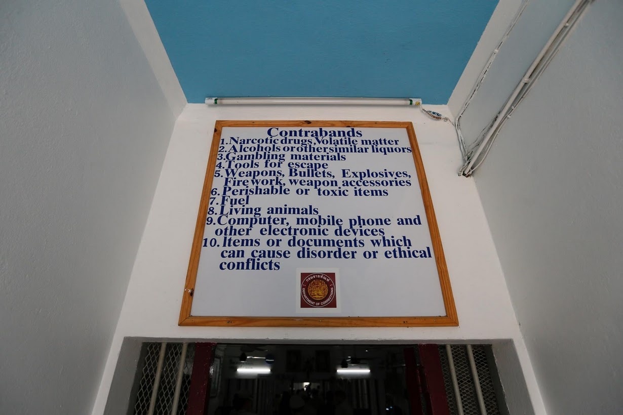 Ben trong nha tu anh 6