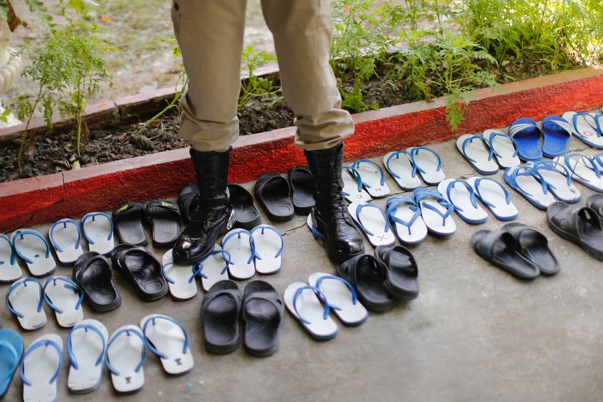 Ben trong nha tu anh 8