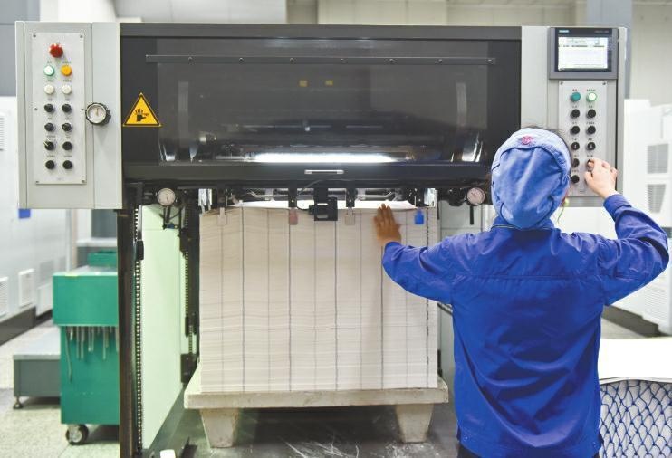 công nhân trong nhà máy in tiền ảnh 6 cong nhan trong nha may in tien anh 6