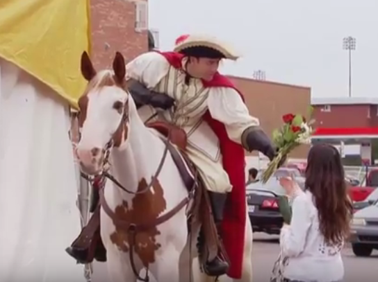 Hoang tu hien ra nhu chuyen co tich hinh anh