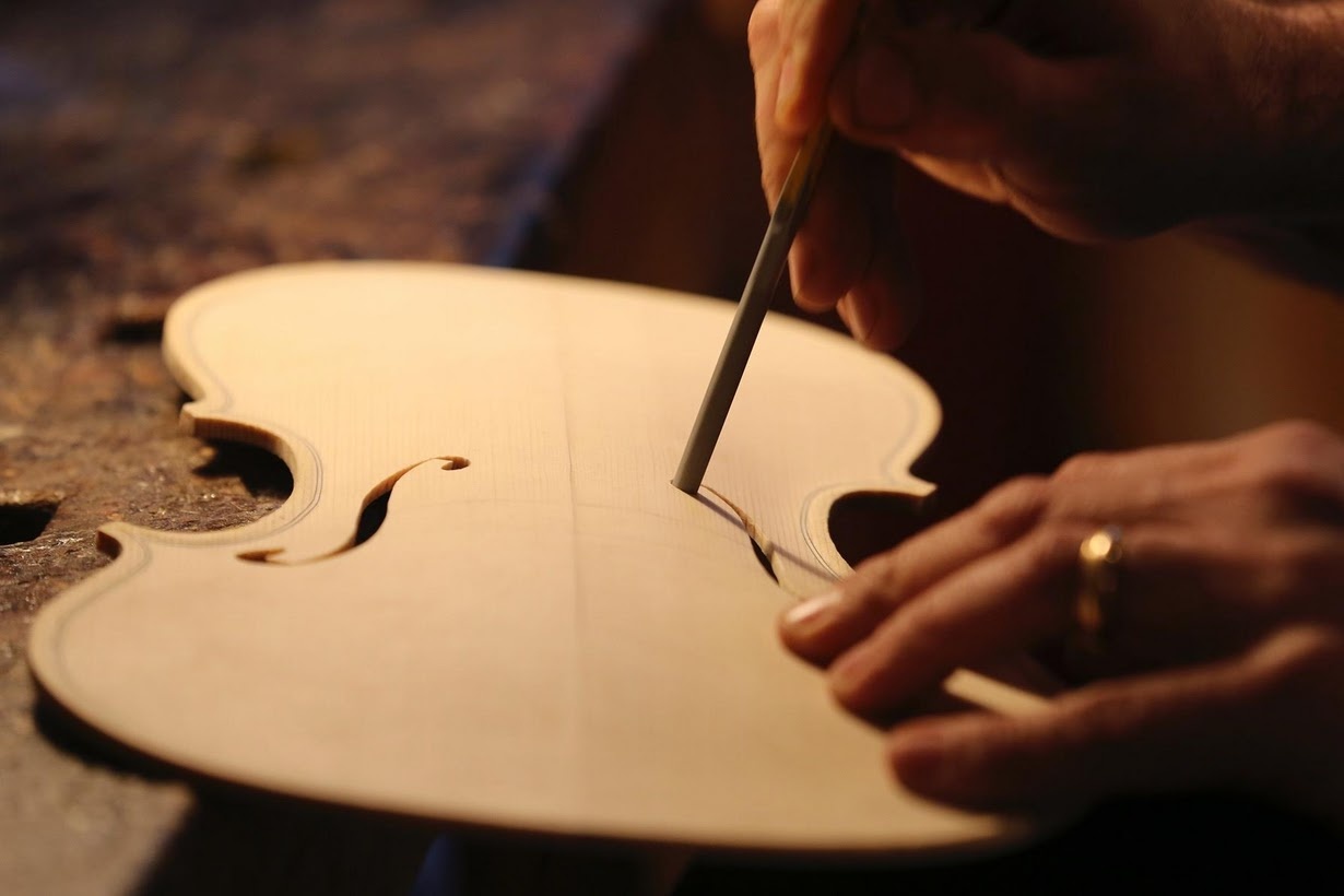 Noi san xuat nhung chiec vi cam gia nua ty dong hinh anh