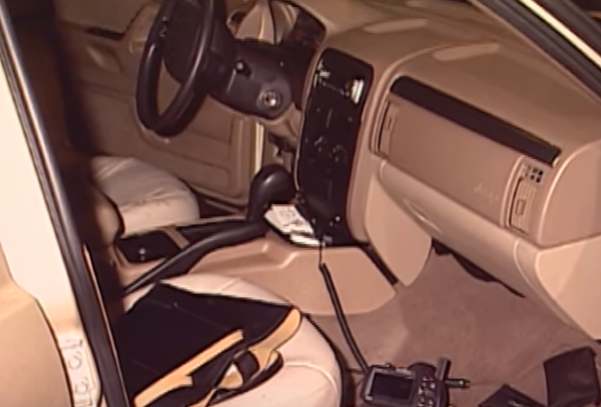 Vet mau bi an trong xe anh 13