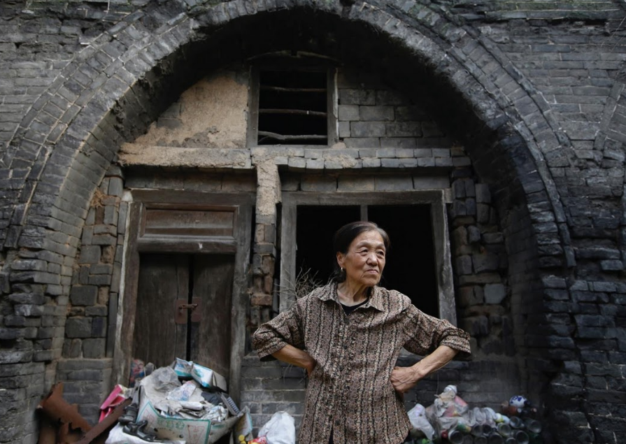 Cuoc song nguy hiem o ngoi lang lun dan tai Trung Quoc hinh anh