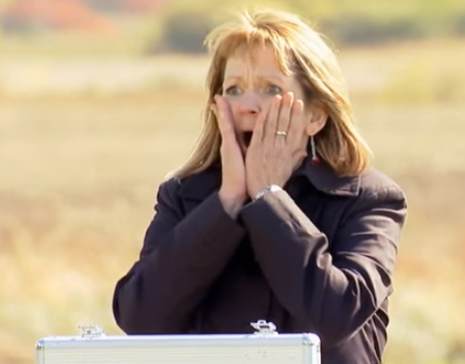 Linh te tua khi dan roi trung toilet hinh anh