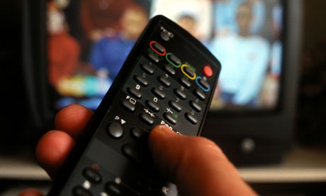 Ong luon thua moi khi gianh tivi voi ba hinh anh