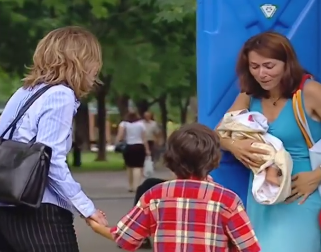 Ba bau de roi trong toilet hinh anh