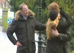 Co gai om co trai la hinh anh