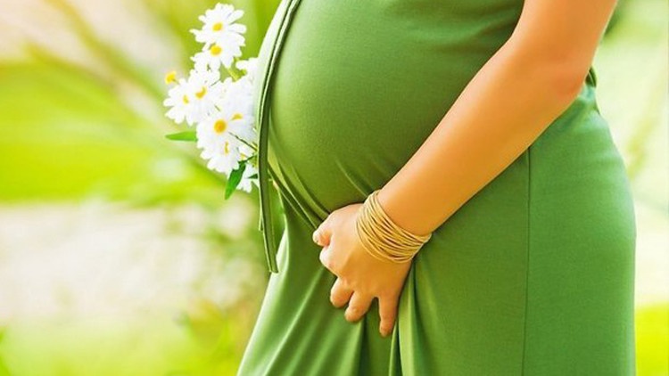 Chuyen mang bau khi chong vang nha hinh anh