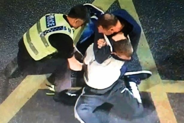 Vo si giup canh sat bat nghi pham nhu phim hanh dong hinh anh