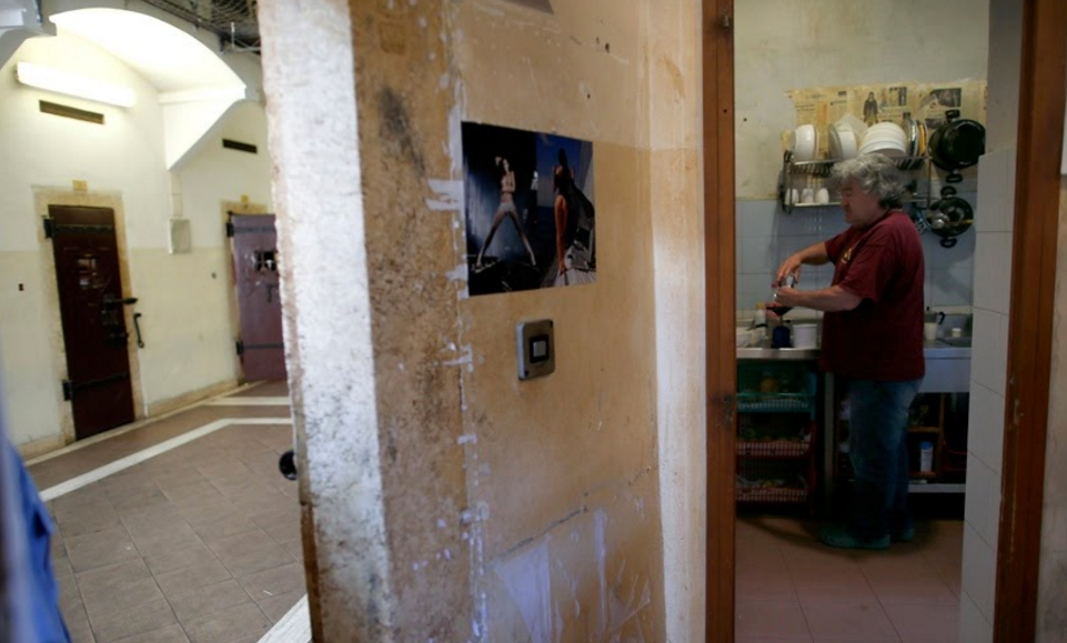 Cuoc song trong nha tu anh 6