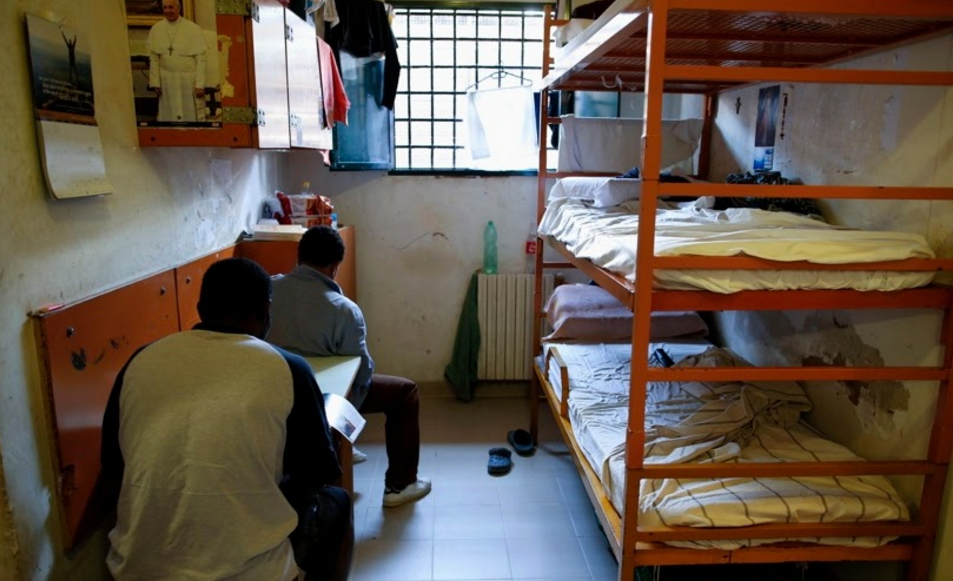 Cuoc song trong nha tu anh 8