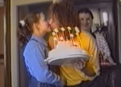 Toc chay khi hon be gai hinh anh