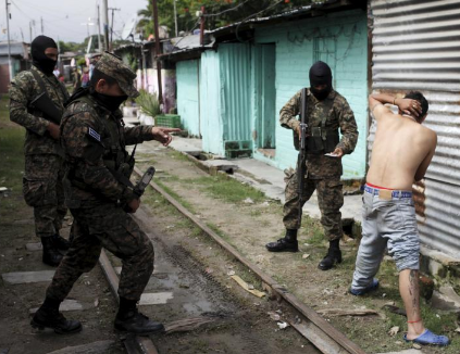 Mau, quan tai va nuoc mat o noi nguy khon vi toi pham hinh anh