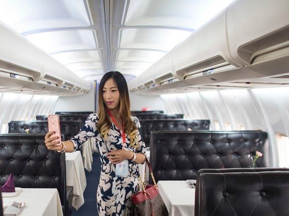 Dich vu trong nha hang tren may bay khong lo hinh anh