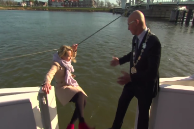 Cu nga xuong song cua co gai dan chuong trinh hinh anh