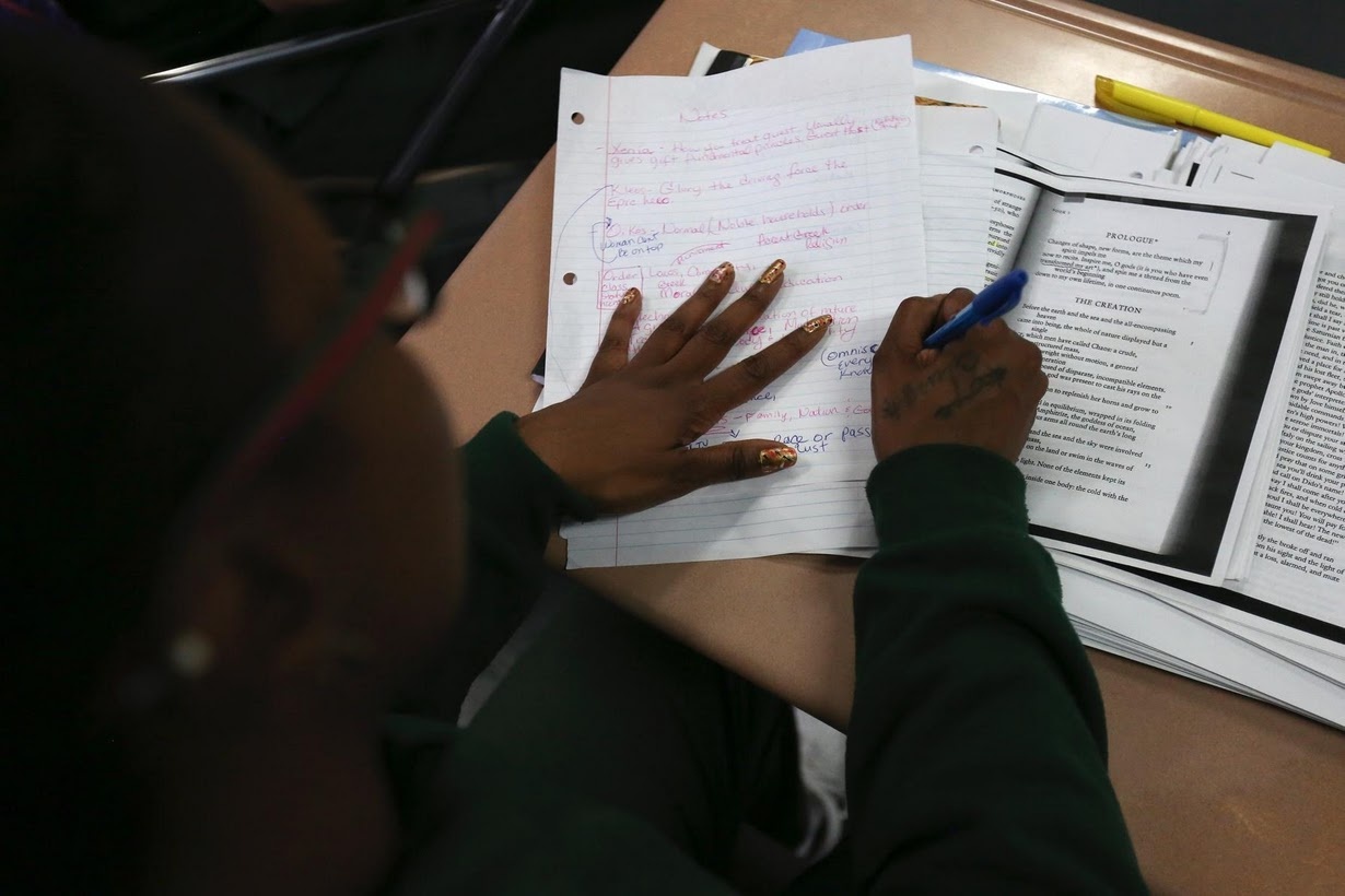 Khi nu sat nhan, ke bat coc hoc van trong tu hinh anh