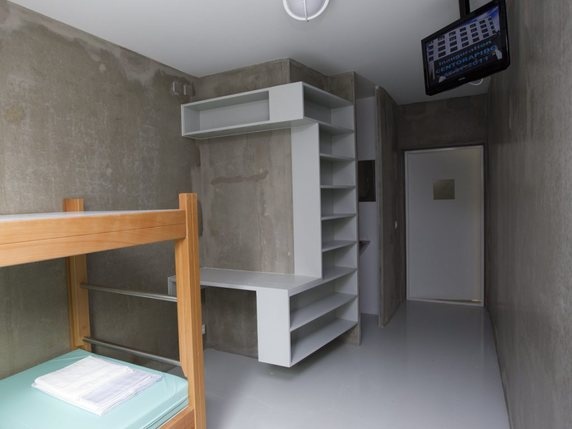 Nha tu nhu khach san o Thuy Si anh 3